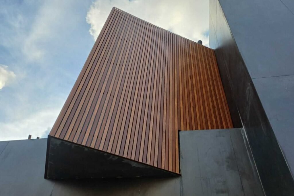 How to Match Metal Siding Panels With Roofing